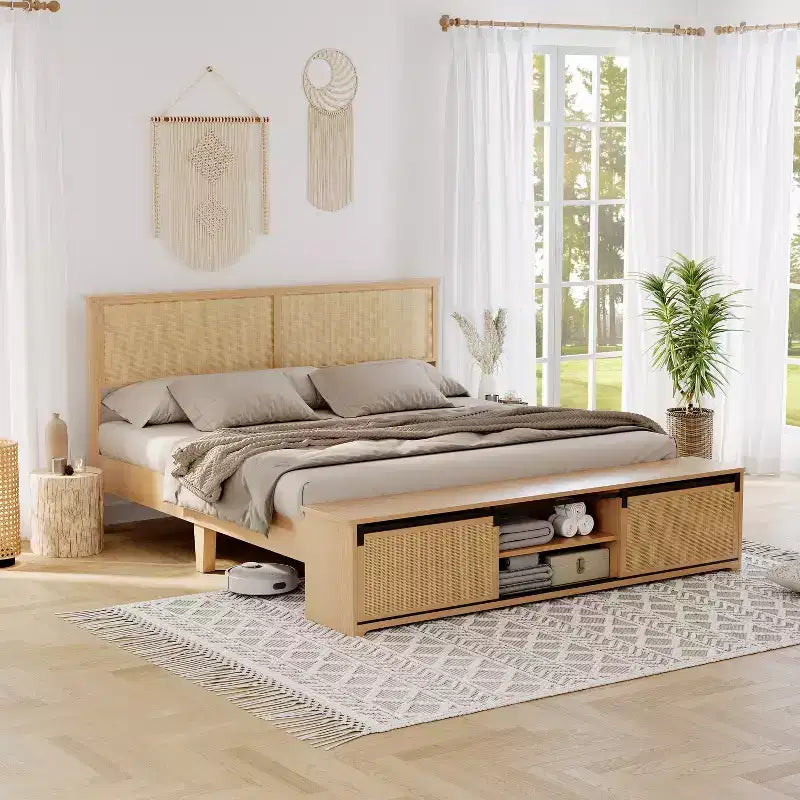 Cadre de lit en rotin naturel, taille Full/King, avec armoires de rangement coulissantes de type porte de grange, lit plateforme de style bohème-ferme, lattes silencieuses, pas besoin de sommier tapissier