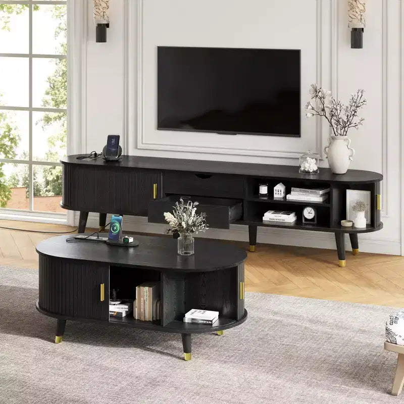 Meuble TV cannelé et table basse en bois de style moderne du milieu du siècle Olivia avec station de charge, portes coulissantes et rangement