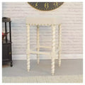 Tabouret de bar Cadmus 30 po blanc/crème vieilli et table : clous décoratifs, structure en bois dur, assise en lin