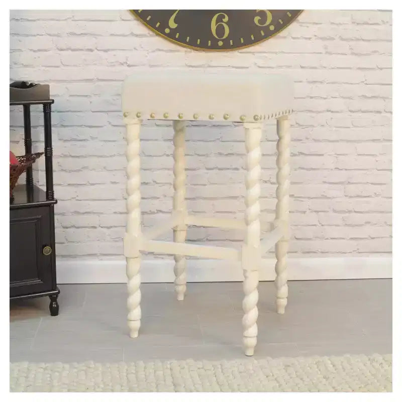 Tabouret de bar Cadmus 30 po blanc/crème vieilli et table : clous décoratifs, structure en bois dur, assise en lin