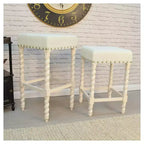 Tabouret de bar Cadmus 30 po blanc/crème vieilli et table : clous décoratifs, structure en bois dur, assise en lin