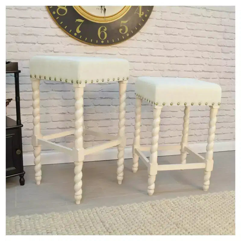 Tabouret de bar Cadmus 30 po blanc/crème vieilli et table : clous décoratifs, structure en bois dur, assise en lin