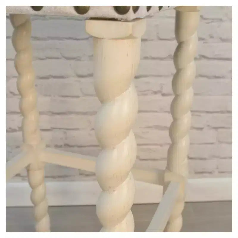 Tabouret de bar Cadmus 30 po blanc/crème vieilli et table : clous décoratifs, structure en bois dur, assise en lin