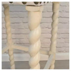 Tabouret de bar Cadmus 30 po blanc/crème vieilli et table : clous décoratifs, structure en bois dur, assise en lin