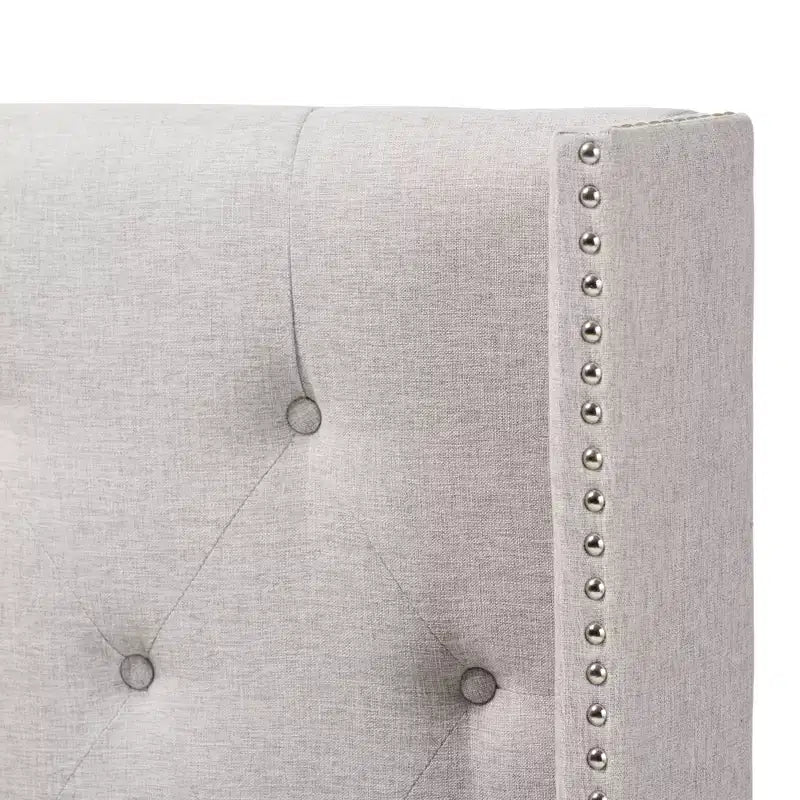 Tête de lit capitonnée ailée avec clous décoratifs Ally Modern and Contemporary en tissu, King, Beige Clair Gris : Revêtement en polyester